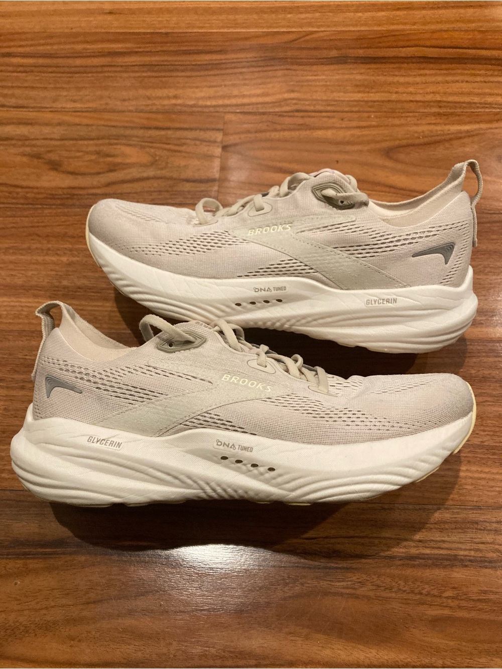 Brooks Glycerin Beige/White Lace-Up Mesh Running Sneaker women’s US 10.5